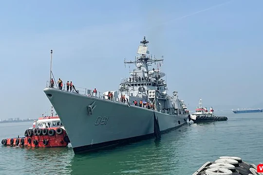Tàu khu trục INS Delhi Hải quân Ấn Độ đến Đà Nẵng.