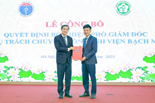 Thứ trưởng Bộ Y tế Trần Văn Thuấn trao quyết định bổ nhiệm tân Phó Giám đốc phụ trách chuyên môn Bệnh viện Bạch Mai cho TS. BS Nguyễn Tuấn Tùng.