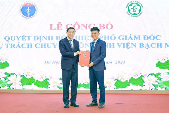 Thứ trưởng Bộ Y tế Trần Văn Thuấn trao quyết định bổ nhiệm tân Phó Giám đốc phụ trách chuyên môn Bệnh viện Bạch Mai cho TS. BS Nguyễn Tuấn Tùng.