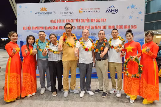 Hầu hết các hành khách trên chuyến bay là đại diện các đơn vị lữ hành của Trung Quốc.