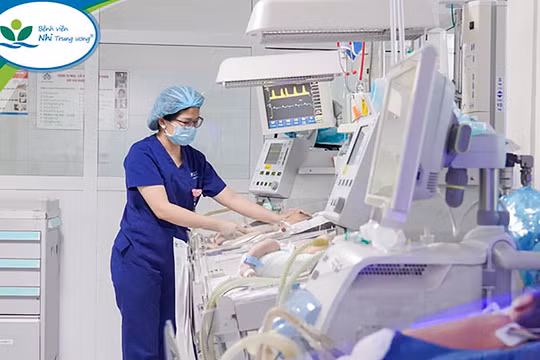 Trẻ suy hô hấp sau sinh mổ chủ động đang được điều trị tích cực tại Trung tâm Sơ sinh – Bệnh viện Nhi Trung ương (ảnh BVCC)