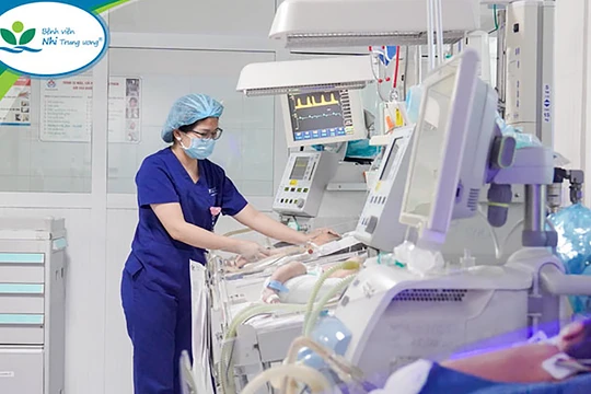 Trẻ suy hô hấp sau sinh mổ chủ động đang được điều trị tích cực tại Trung tâm Sơ sinh – Bệnh viện Nhi Trung ương (ảnh BVCC)