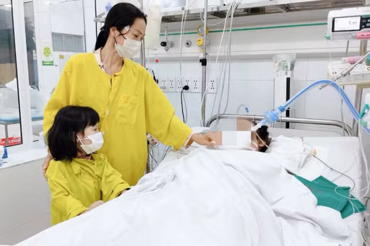 Mẹ và con gái của chị T. nghẹn ngào trong phút giây sắp phải chia xa