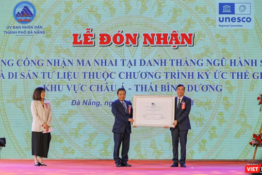 Đại diện Bộ VH-TT&DL trao bằng công nhận bia ma nhai tại danh thắng Ngũ Hành Sơn là Di sản tư liệu thuộc Chương trình Ký ức Thế giới khu vực châu Á - Thái Bình Dương cho Chủ tịch UBND TP Đà Nẵng