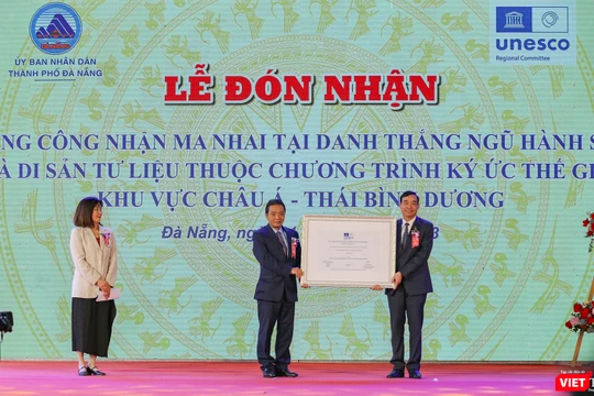 Đại diện Bộ VH-TT&DL trao bằng công nhận bia ma nhai tại danh thắng Ngũ Hành Sơn là Di sản tư liệu thuộc Chương trình Ký ức Thế giới khu vực châu Á - Thái Bình Dương cho Chủ tịch UBND TP Đà Nẵng