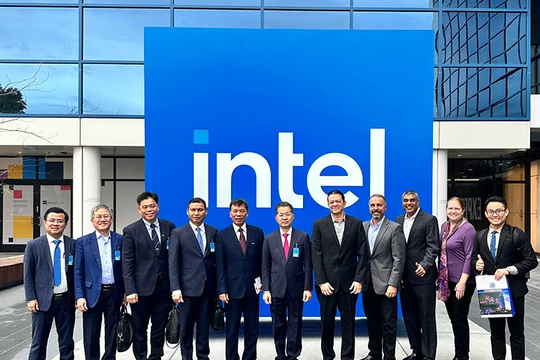 Đoàn công tác của TP Đà Nẵng do Bí thư Thành ủy Đà Nẵng Nguyễn Văn Quảng (thứ 6 từ phải sang) làm Trưởng đoàn chụp ảnh lưu niệm tại Tập đoàn Intel (Hoa Kỳ) (Ảnh danang.gov.vn)