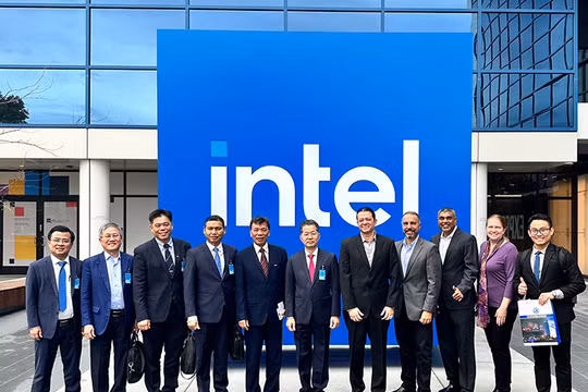 Đoàn công tác của TP Đà Nẵng do Bí thư Thành ủy Đà Nẵng Nguyễn Văn Quảng (thứ 6 từ phải sang) làm Trưởng đoàn chụp ảnh lưu niệm tại Tập đoàn Intel (Hoa Kỳ) (Ảnh danang.gov.vn)