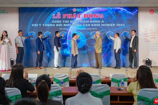 Đại diện Ban tổ chức, các chuyên gia bấm nút phát động Cuộc thi Sinh viên khởi nghiệp đổi mới sáng tạo ĐH Đông Á lần 2 năm 2023.