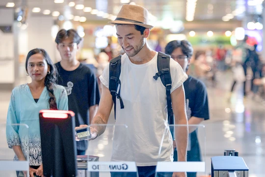 Du khách làm thủ tục checkin tự động tại sân bay Đà Nẵng