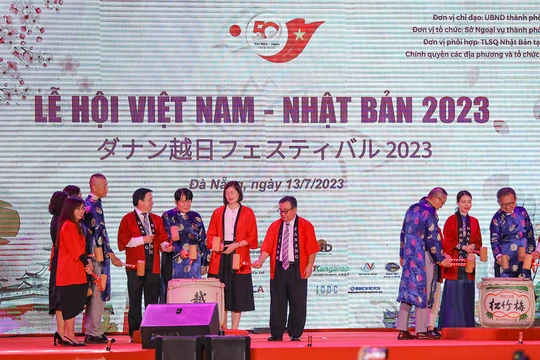 Các đại biểu đánh trống khai mạc lễ hội giao lưu văn hoá Việt Nam - Nhật Bản TP Đà Nẵng năm 2023