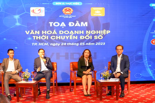 Các diễn giả chia sẻ tại buổi tọa đàm với chủ đề “Văn hóa doanh nghiệp thời chuyển đổi số”