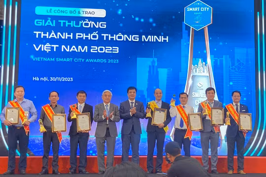 Ông Lê Quang Nam - Phó Chủ tịch UBND TP Đà Nẵng (thứ 4 từ phải sang) đại diện cho TP Đà Nẵng nhận Giải thưởng TP thông minh Việt Nam 2023