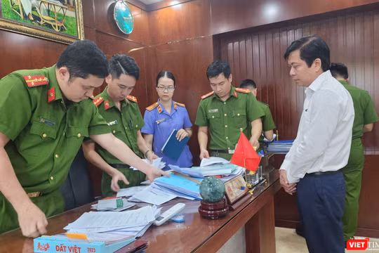  Công an TP Đà Nẵng khám xét nơi làm việc của ông Hồ Văn Khoa (người mặc áo trắng) tại UBND quận Cẩm Lệ. (Anh AB)
