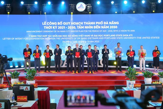 Lãnh đạo TP Đà Nẵng trao giấy chứng nhận đầu tư cho các doanh nghiệp tại lễ công bố Quy hoạch TP Đà Nẵng thời kỳ 2021-2030, tầm nhìn 2050.