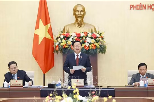 Chủ tịch Quốc hội Vương Đình Huệ phát biểu tại Phiên họp của Ủy ban Thường vụ Quốc hội. Ảnh: Doãn Tấn/TTXVN