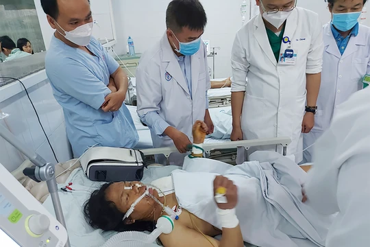 Bệnh nhân vị ngộ độc đang được điều trị tại Bệnh viện đa khoa khu vực miền núi phía Bắc Quảng Nam (ảnh BVCC)