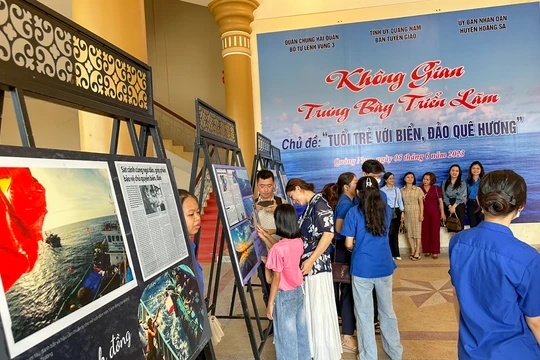 Một góc triển lãm chủ quyền biển đảo Việt Nam mang chủ đề “Tuổi trẻ với biển đảo quê hương” tại Trung tâm Văn hóa tỉnh Quảng Nam