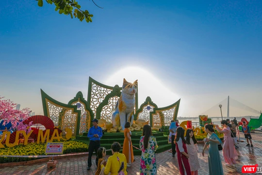 Linh vật mèo tại đường hoa xuân Đà Nẵng