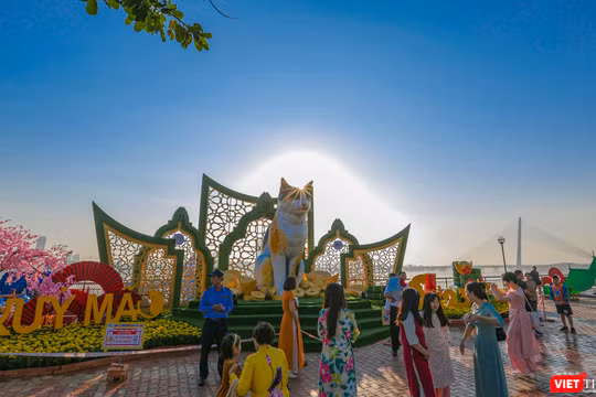 Linh vật mèo tại đường hoa xuân Đà Nẵng