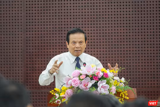 TS.Lê Doãn Hợp – nguyên Bộ trưởng Bộ TT&TT, nguyên Phó trưởng ban Thường trực Ban Tư tưởng – Văn hoá Trung ương trình bày tại hội nghị