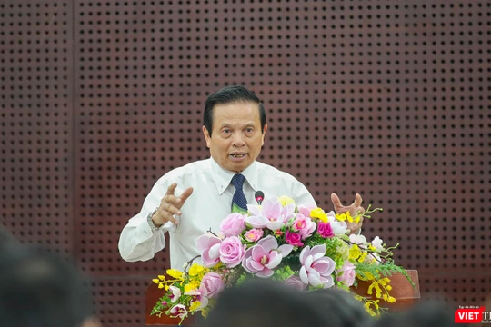 TS.Lê Doãn Hợp – nguyên Bộ trưởng Bộ TT&TT, nguyên Phó trưởng ban Thường trực Ban Tư tưởng – Văn hoá Trung ương trình bày tại hội nghị