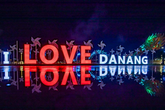 Mô hình checkin tại công viên phía Tây cầu Rồng (Đà Nẵng) (Ảnh Minh Tú)