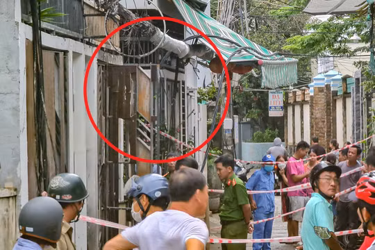 Lực lượng Công an đang phong toả hiện trường căn nhà (khoanh đỏ) bị cháy để điều tra