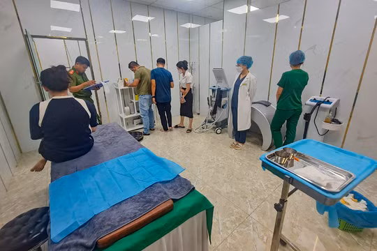 Cơ quan Công an quận Thanh Khê (Đà Nẵng) đang kiểm tra cơ sở Thẩm mỹ ID Korea Đà Nẵng (ảnh CACC)