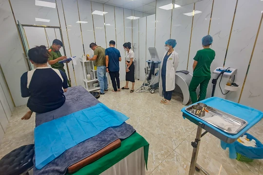 Cơ quan chức năng kiểm tra hoạt động tại cơ sở thẩm mỹ trên địa bàn TP Đà Nẵng.