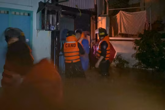 Lực lượng công an cứu hộ, di dời người dân vùng trũng thấp, ngập lụt đến nơi an toàn