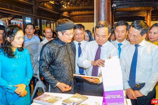 Phó Thủ tướng Chính phủ Trần Lưu Quang (người cầm sách) và Bộ trưởng Bộ TT&TT Nguyễn Mạnh Hùng (bên trái Phó Thủ tướng) tham quan triển lãm sách tại lễ khai mạc Ngày Sách và Văn hóa đọc Việt Nam lần thứ hai.