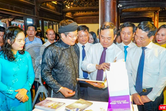 Phó Thủ tướng Chính phủ Trần Lưu Quang (người cầm sách) và Bộ trưởng Bộ TT&TT Nguyễn Mạnh Hùng (bên trái Phó Thủ tướng) tham quan triển lãm sách tại lễ khai mạc Ngày Sách và Văn hóa đọc Việt Nam lần thứ hai.