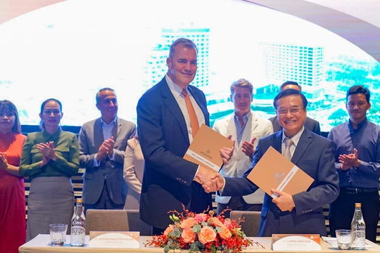 Ông Steven Wolstenholme – Chủ tịch kiêm Tổng giám đốc điều hành Hoiana và ông Lương Minh Sâm - Chủ tịch Hội đồng trường ĐH Đông Á tại buổi ký kết.