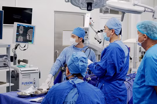 Bác sĩ Nguyễn Toàn Thắng và kíp phẫu thuật nội soi bít lấp lỗ rò dịch não tủy ở mũi cho ông T.