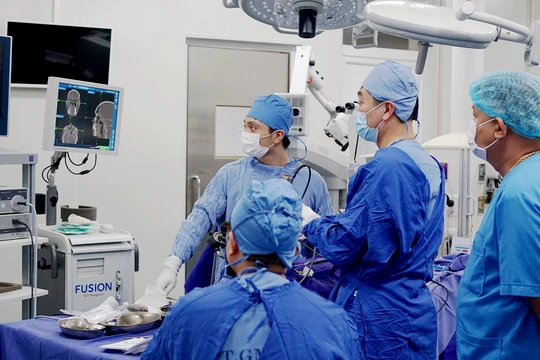 Bác sĩ Nguyễn Toàn Thắng và kíp phẫu thuật nội soi bít lấp lỗ rò dịch não tủy ở mũi cho ông T.