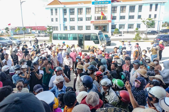 Quang cảnh đón các ngư dân của 2 tàu cá QNa 90129 TS và QNa 90927 bị chìm trên biển về đất liền.