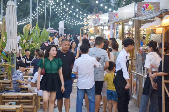 Du khách tham dự lễ hội ẩm thực quốc tế Đà Nẵng 2023