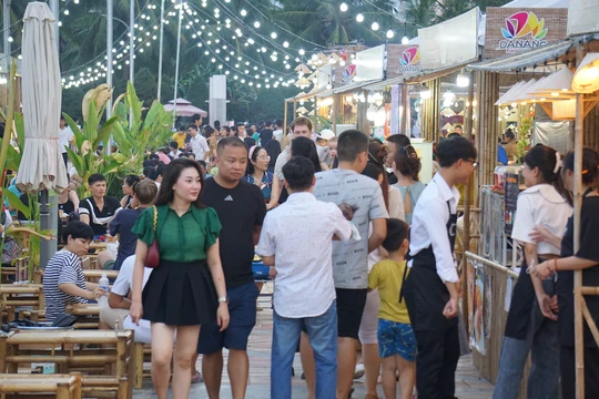 Du khách tham dự lễ hội ẩm thực quốc tế Đà Nẵng 2023
