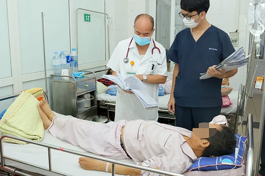 PGS.TS Đỗ Duy Cường - Giám đốc Trung tâm Bệnh nhiệt đới, Bệnh viện Bạch Mai thăm khám cho bệnh nhân