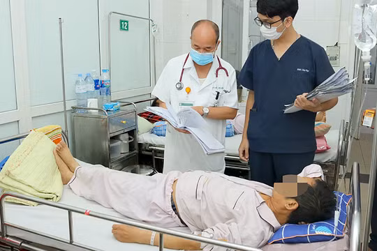 PGS.TS Đỗ Duy Cường - Giám đốc Trung tâm Bệnh nhiệt đới, Bệnh viện Bạch Mai thăm khám cho bệnh nhân