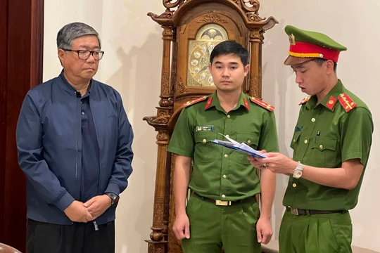 Công an TP Đà Nẵng tống đạt quyết định khởi tố bị can và thực hiện lệnh bắt tạm giam ông Đoàn Quang Vinh - nguyên Hiệu trưởng Đại học Bách khoa Đà Nẵng.