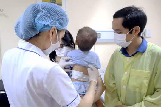 Bác sĩ Bệnh viện E thăm khám cho bệnh nhi sau ca phẫu thuật