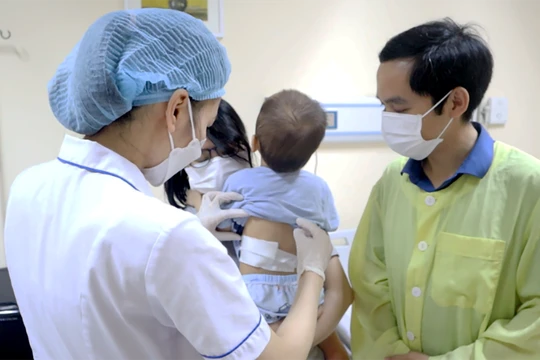 Bác sĩ Bệnh viện E thăm khám cho bệnh nhi sau ca phẫu thuật