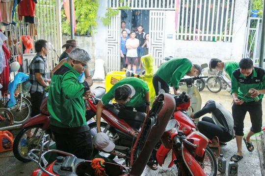 Đội sinh viên tình nguyện sửa xe máy miễn phí cho bà con, sinh viên khó khăn bị ngập nước ở Đà Nẵng