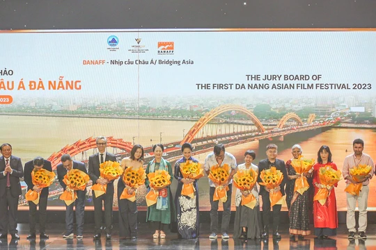 Ban Tổ chức Liên hoan phim châu Á Đà Nẵng lần thứ I tặng hoa Ban Giám khảo