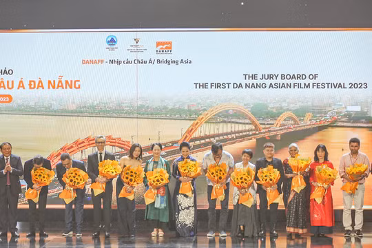 Ban Tổ chức Liên hoan phim châu Á Đà Nẵng lần thứ I tặng hoa Ban Giám khảo