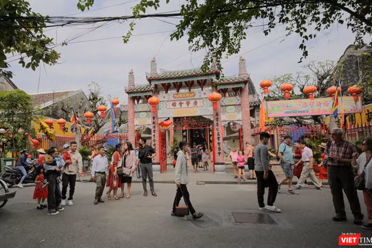 Du khách tham quan phố cổ Hội An trong ngày đầu năm mới Quý Mão 2023