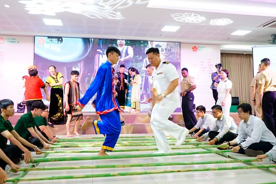 Hải quân Hoa Kỳ giao lưu cùng sinh viên ĐH Đông Á trong chuyến thăm hữu nghị TP Đà Nẵng