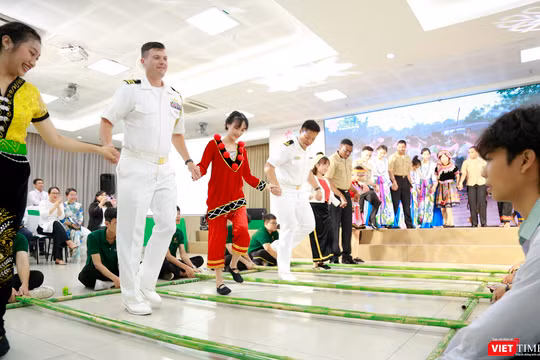 Thủy thủ đoàn tàu sân bay USS Ronald Reagan – Hải quân Hoa Kỳ tham gia múa sạp cùng sinh viên ĐH Đông Á (Đà Nẵng).