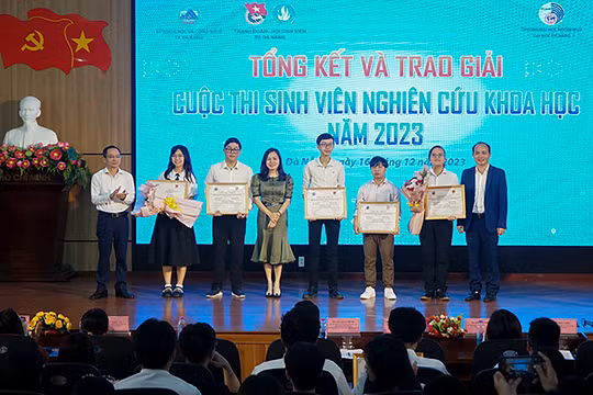 Trao thưởng cho các đề tài đạt giải Nhất tại cuộc thi Sinh viên nghiên cứu khoa học TP Đà Nẵng năm 2023 (ảnh Thanh Thảo)